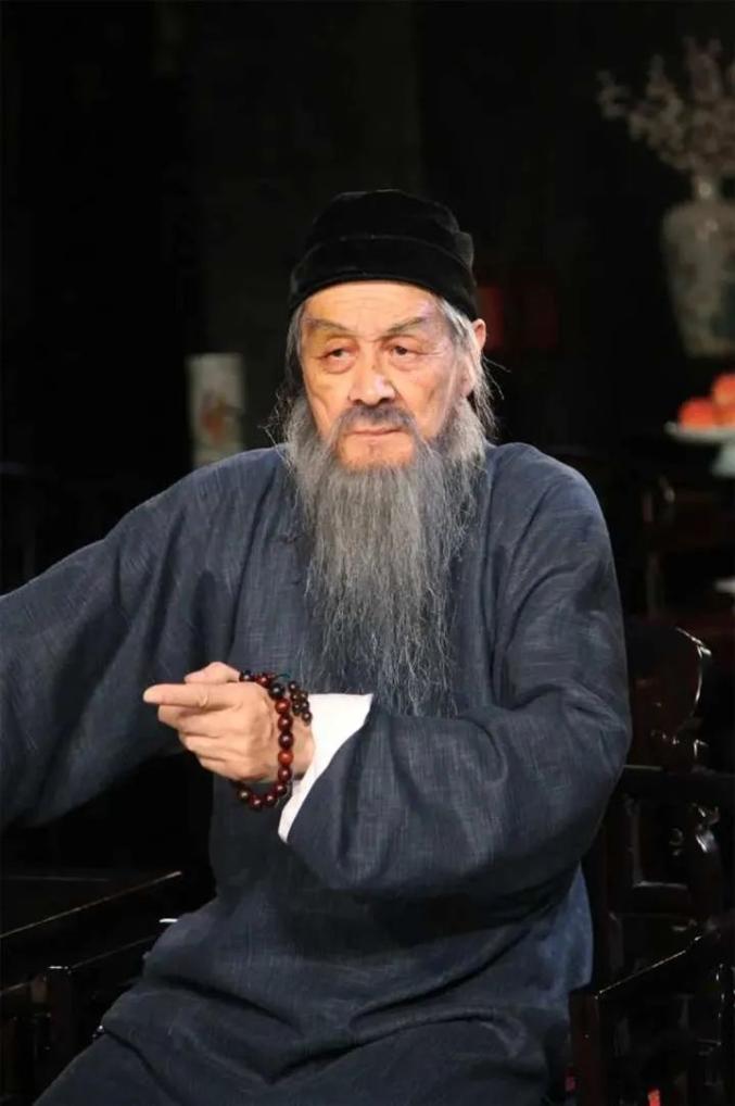 《北京人》里沉默寡言的曾文清,到《茶馆》里意气风发的秦二爷;从