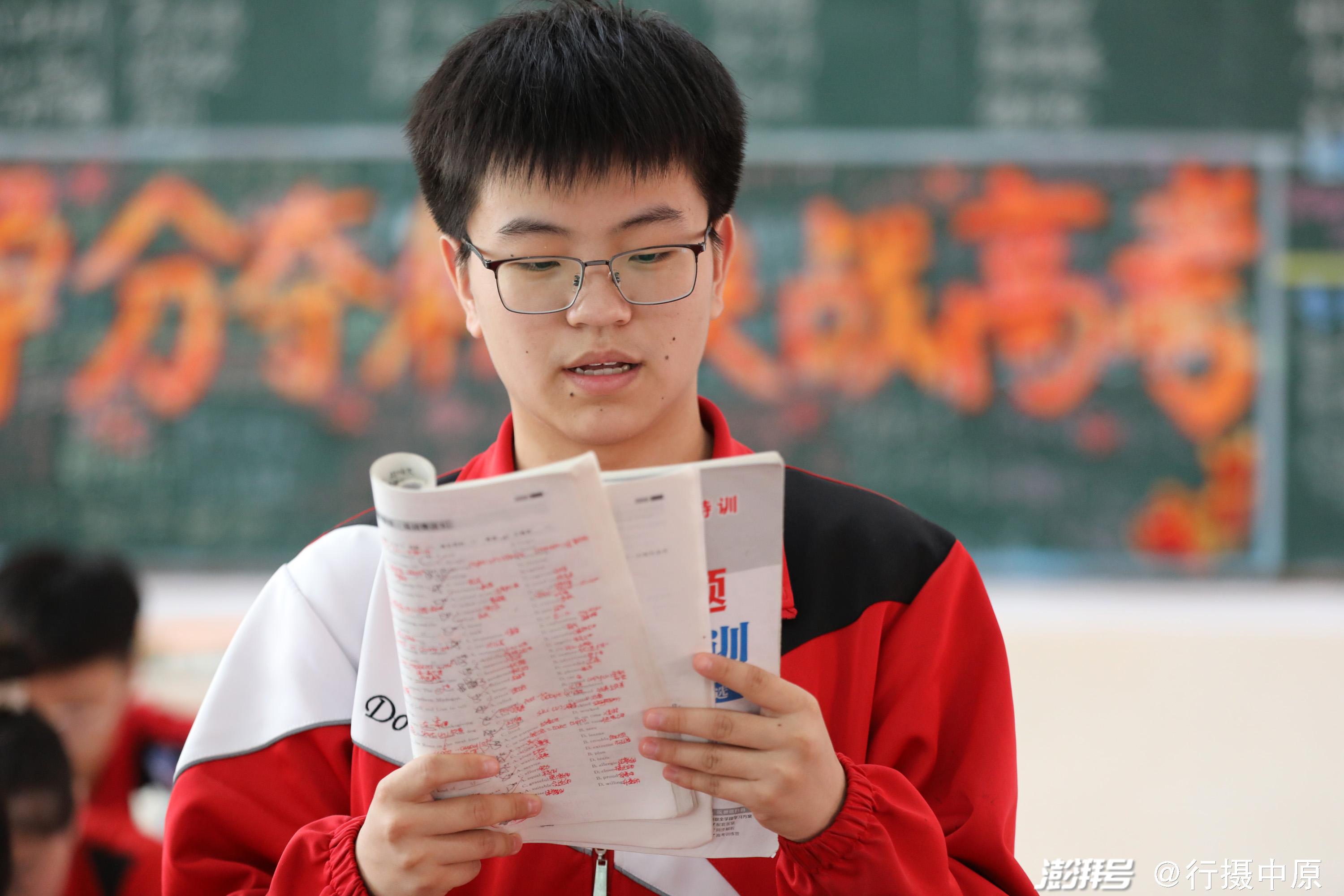 6月5日,河南省焦作市温县实验高中一名高三学生在教室内复习备考