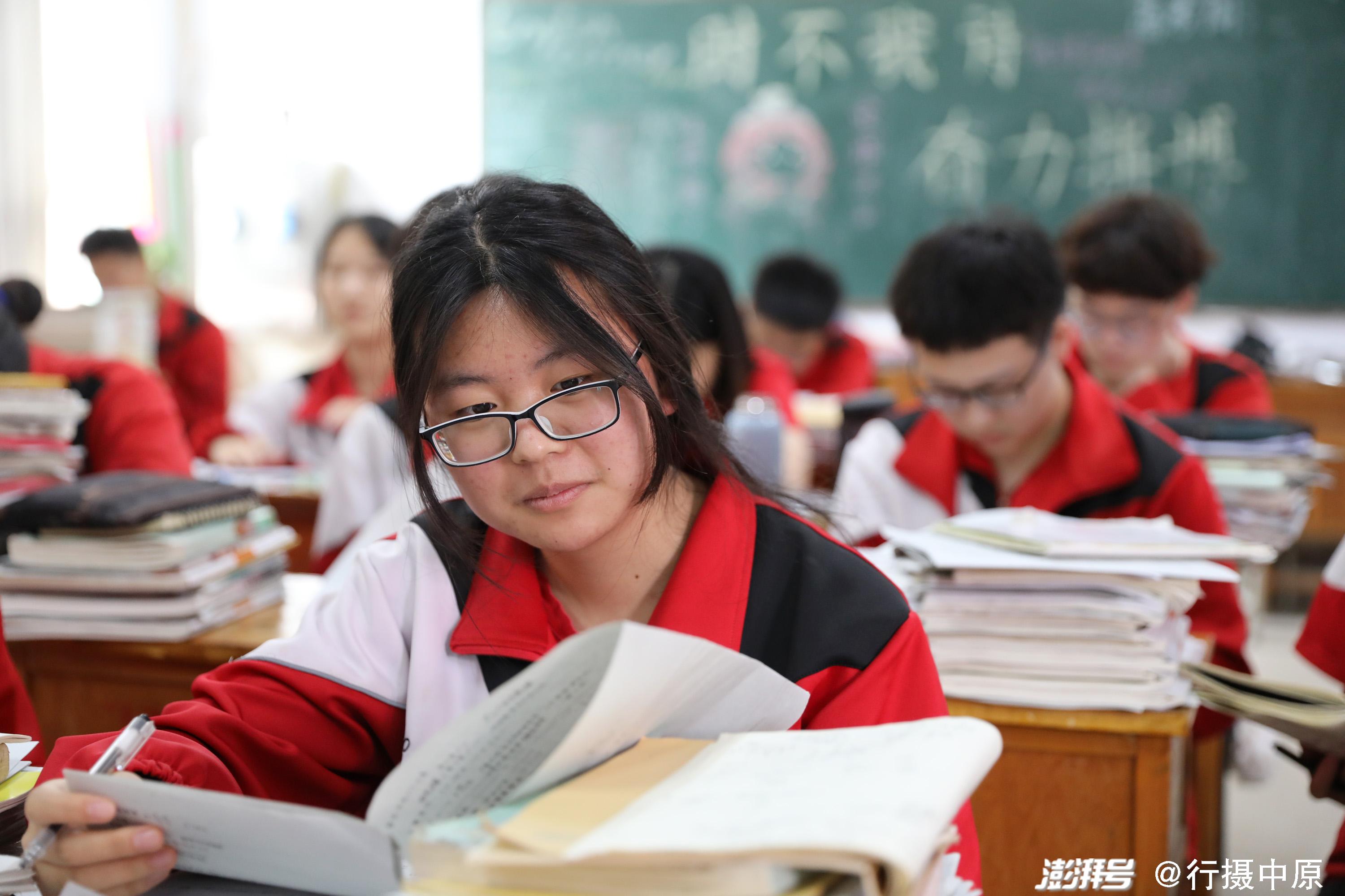 6月5日,河南省焦作市温县实验高中高三学生在教室内复习备考.