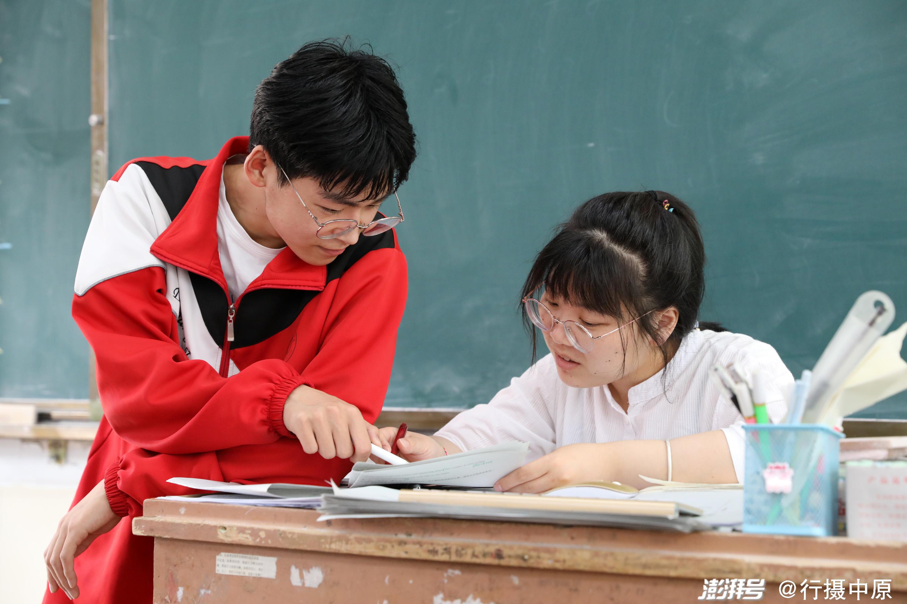 6月5日,河南省焦作市温县实验高中的老师为高三学生辅导功课.