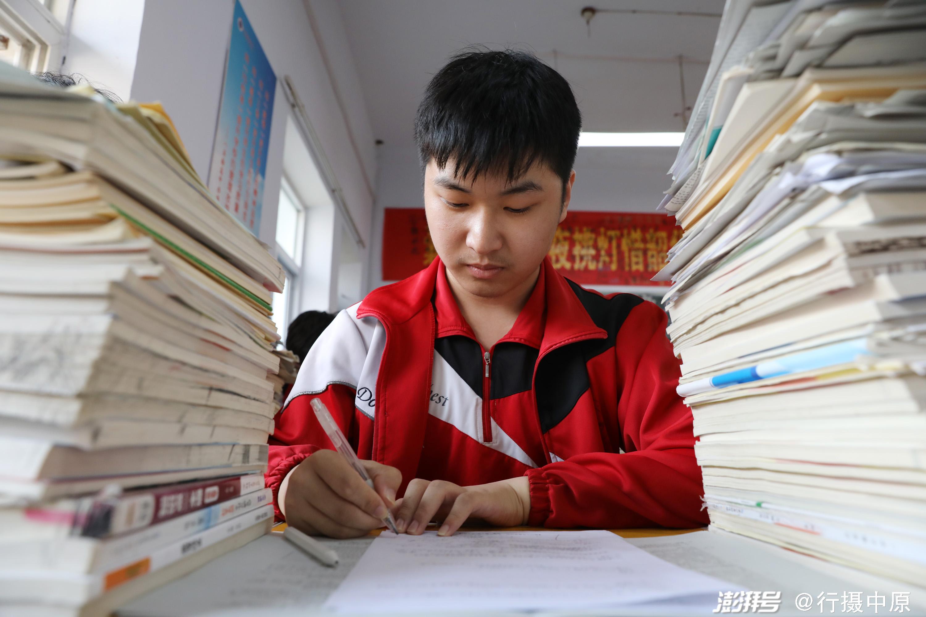 6月5日,河南省焦作市温县实验高中一名高三学生在教室内复习备考.