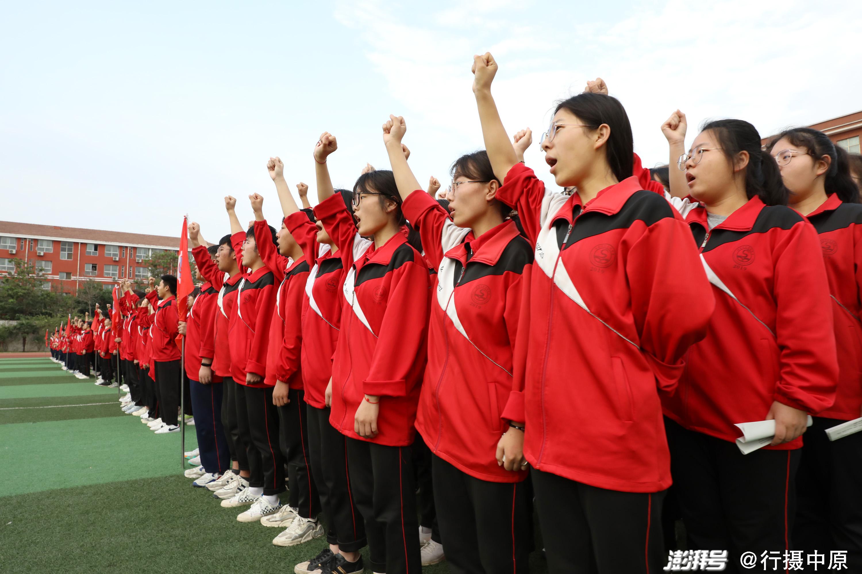 河南省焦作市温县实验高中的高三学生在高考誓师大会上宣誓为自己加油