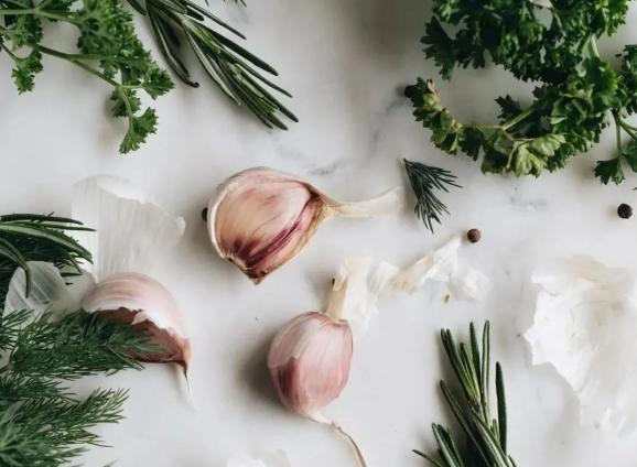 也会逐步减弱;但大蒜中的蒜氨酸必须要使细胞破碎后与蒜氨酸酶结合