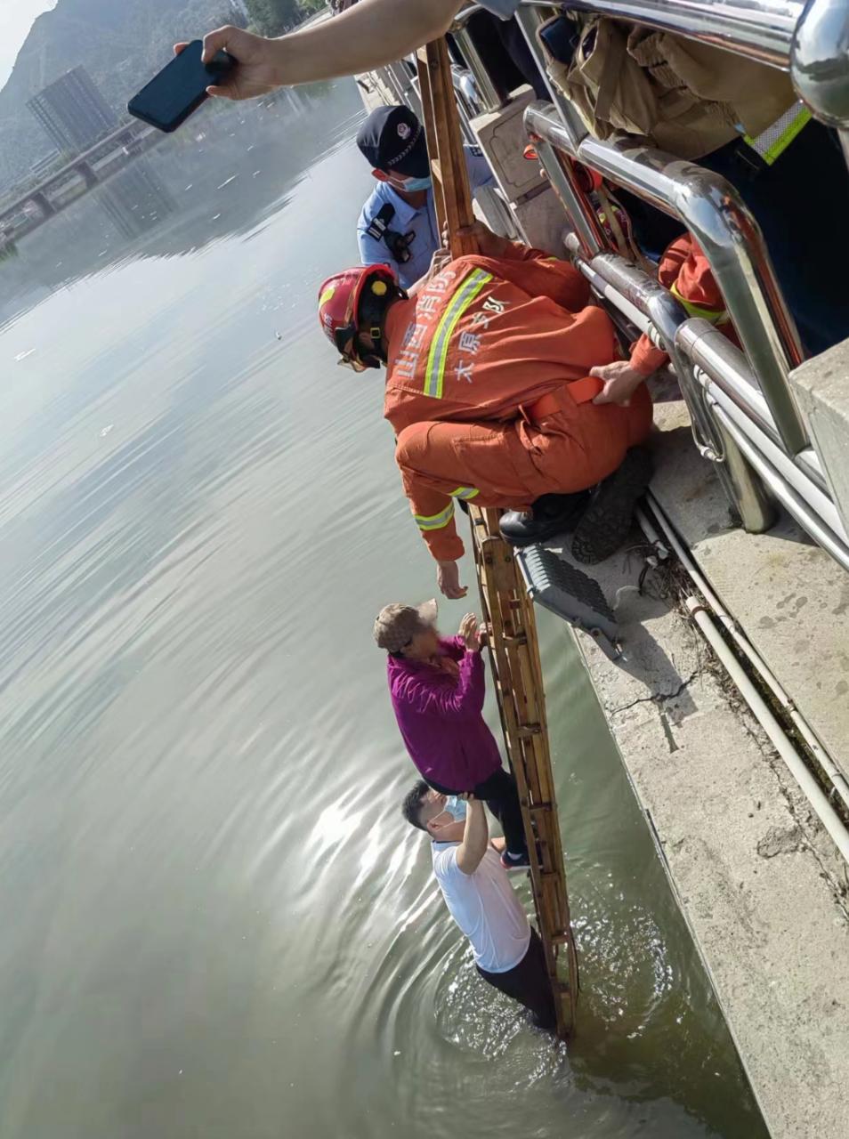 "6月2日上午,在山西太原古交市的汾河公园河岸上,出差到此正在晨练的