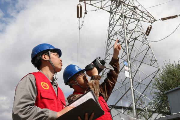 6月1日,张家口公司输电运检中心职工对万榆220千伏输电线路进行巡视.