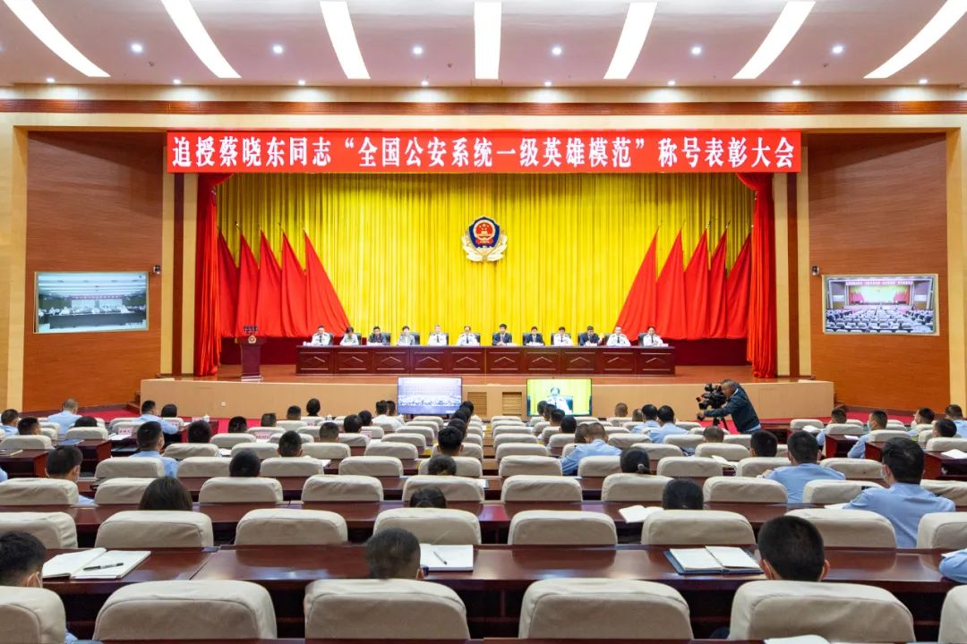 6吨,一次次行走刀尖,生死卧底,屡破大案,先后荣立个人一等功,二等功