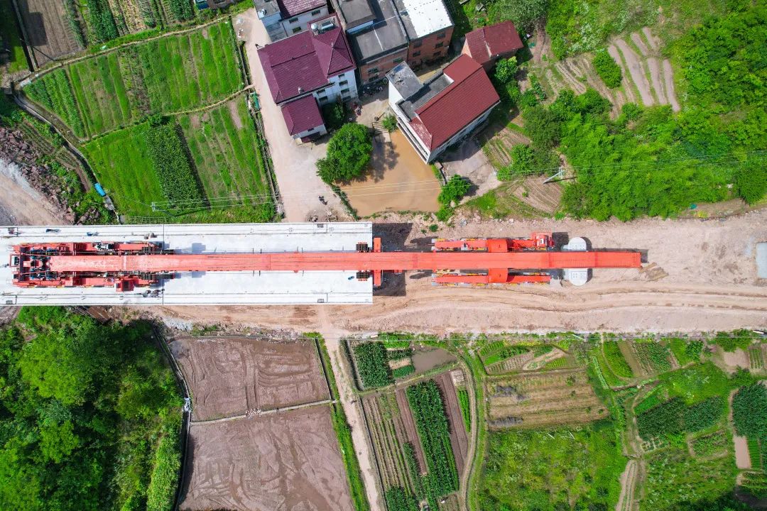 最新进展杭温高铁东阳段首孔箱梁架梁