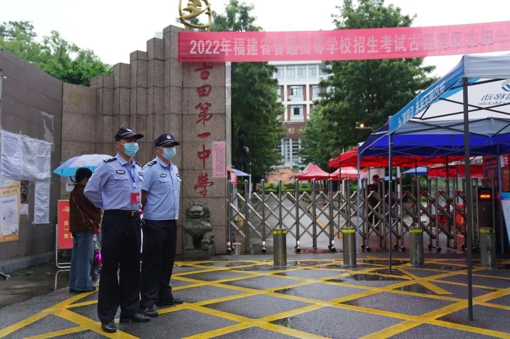 民警在巡逻过程中遇到考生求助,称其要去玉田中学考点参加考试,因时间