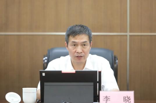 市中级人民法院院长李晓作表态发言,要求被评议的员额