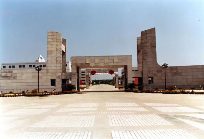 东南大学浦口校区南门1992年,由于江南大学在无锡重建,江南院更名为