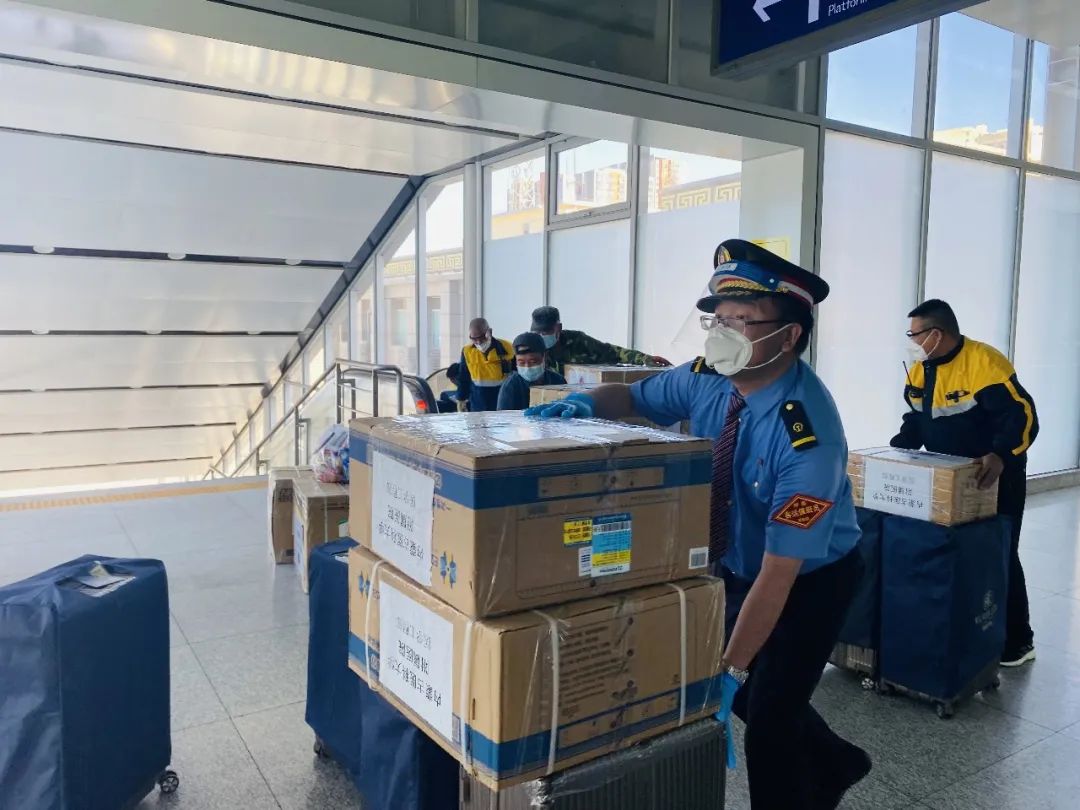 安全抵达医护人员乘专列驰援二连浩特