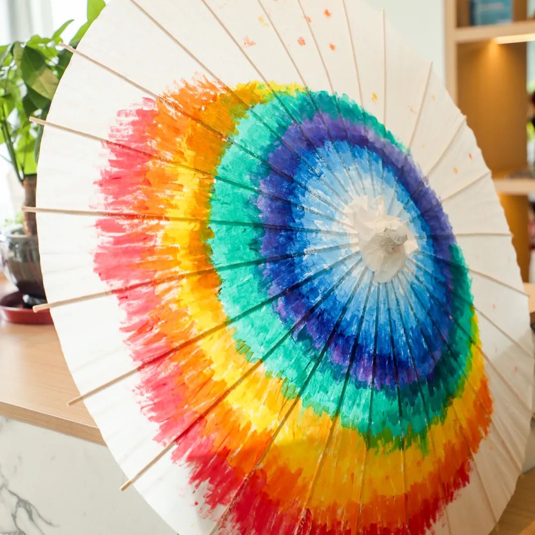 活动中,同学们亲手体验了伞面绘制,泥塑捏绘,脸谱绘制,木版水印,折扇