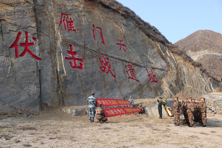 山西省忻州市代县人武部组织应征青年参观雁门关伏击战遗址并进行宣誓