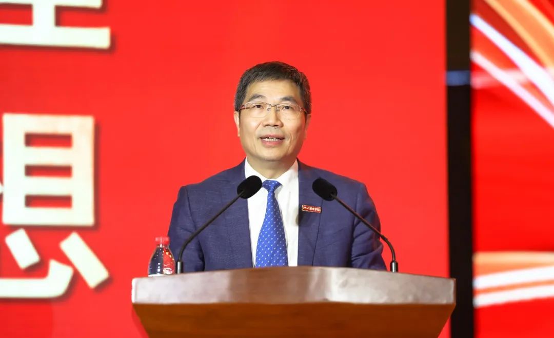 毕业典礼上被罗校长的四句话戳中了