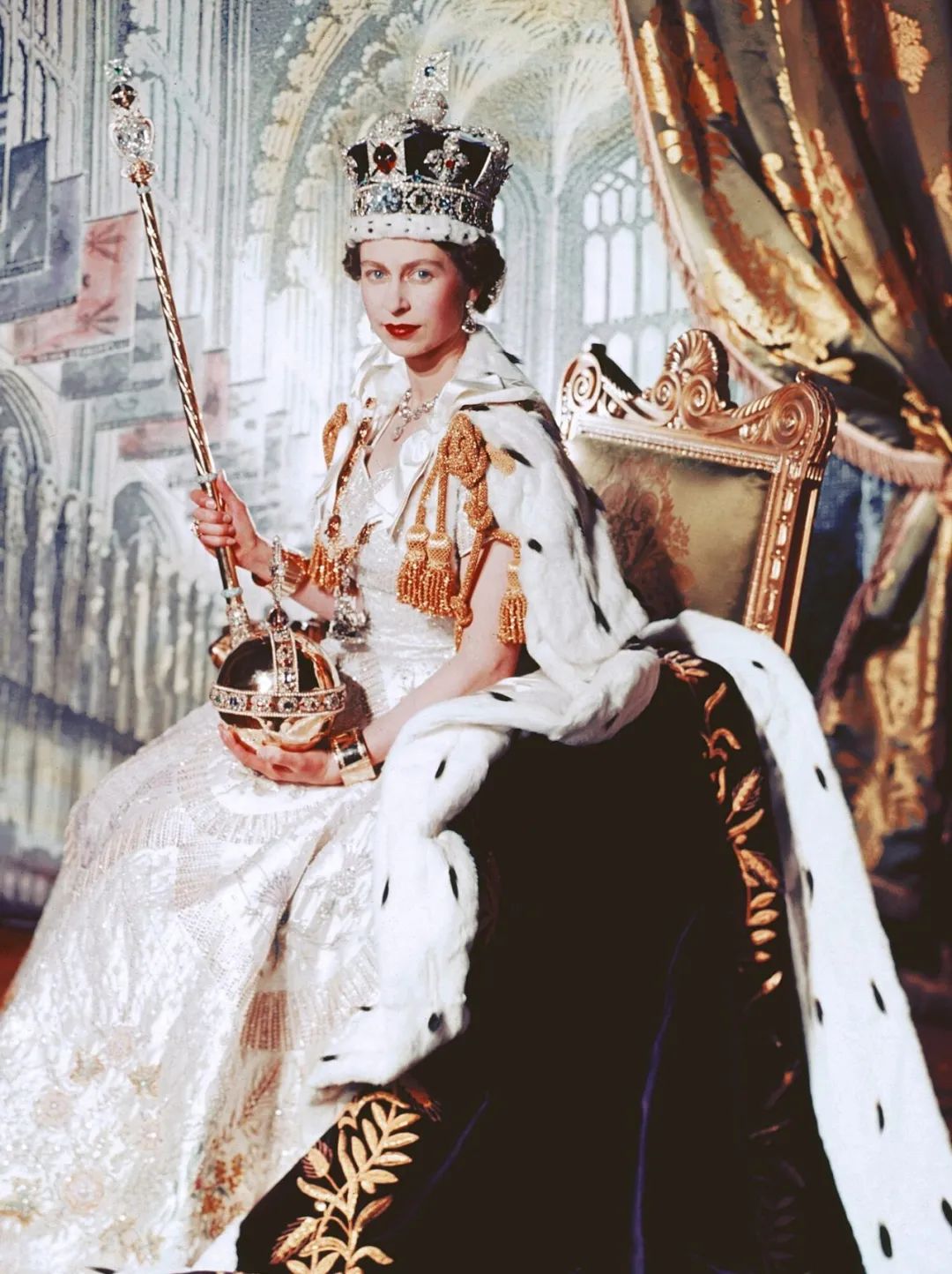 英王室传统的「加冕钻石套装」,最初属于维多利亚女王,由25颗来自印度