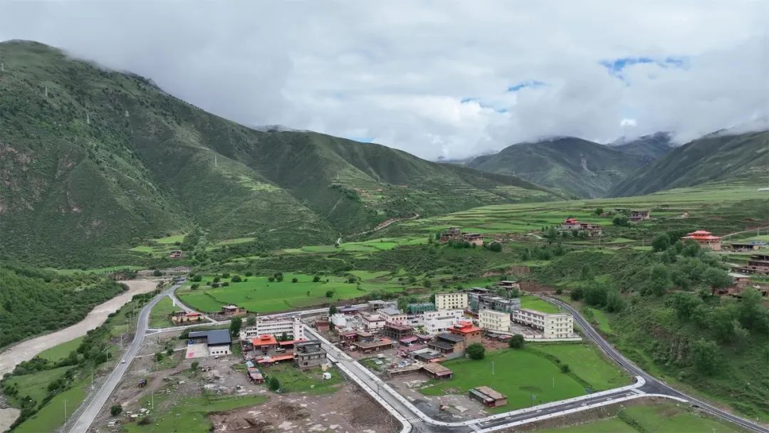 文化随行 / 共话同心2022 6·9远山含黛,云雾如烟,这里是甘孜州白玉县
