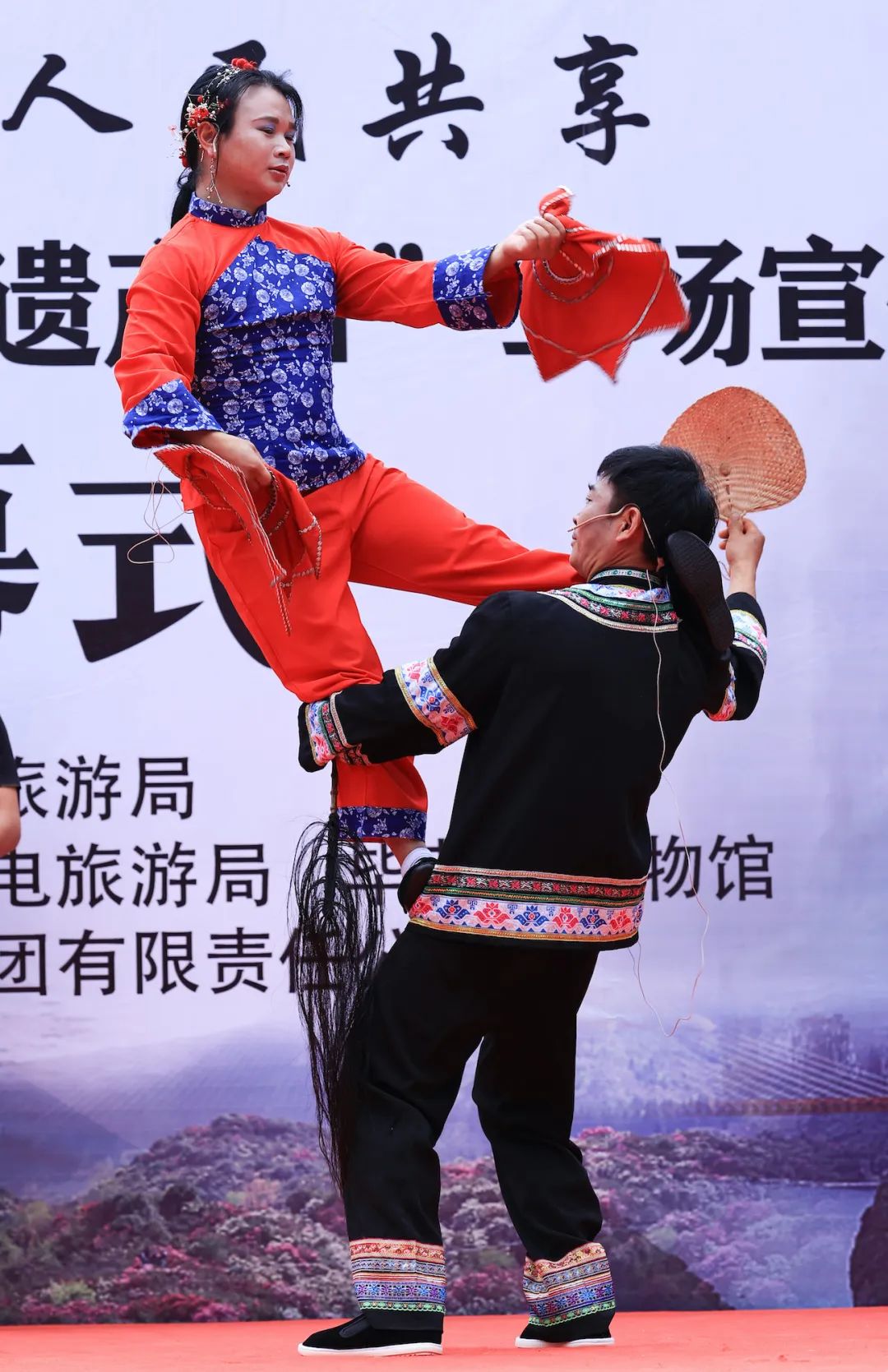 非遗传承人在表演国家级非物质文化遗产《苗族芦笙舞(滚山珠)》 王纯