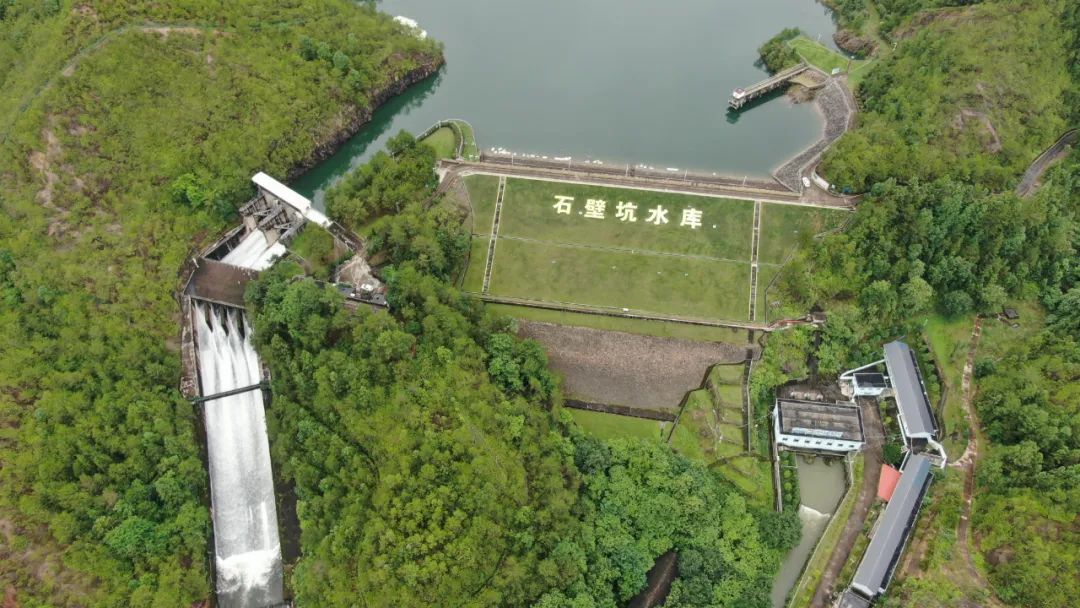 注意石壁坑水库开闸泄洪了
