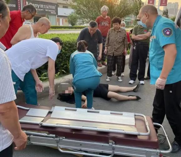 为群众办实事博爱法院干警凌晨执行路遇一女子晕倒忙施救