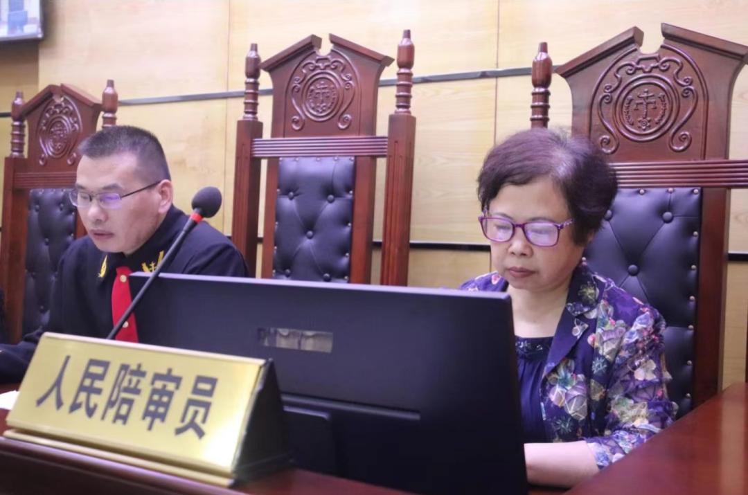 李爱萍在审判庭上陪伴法治成长