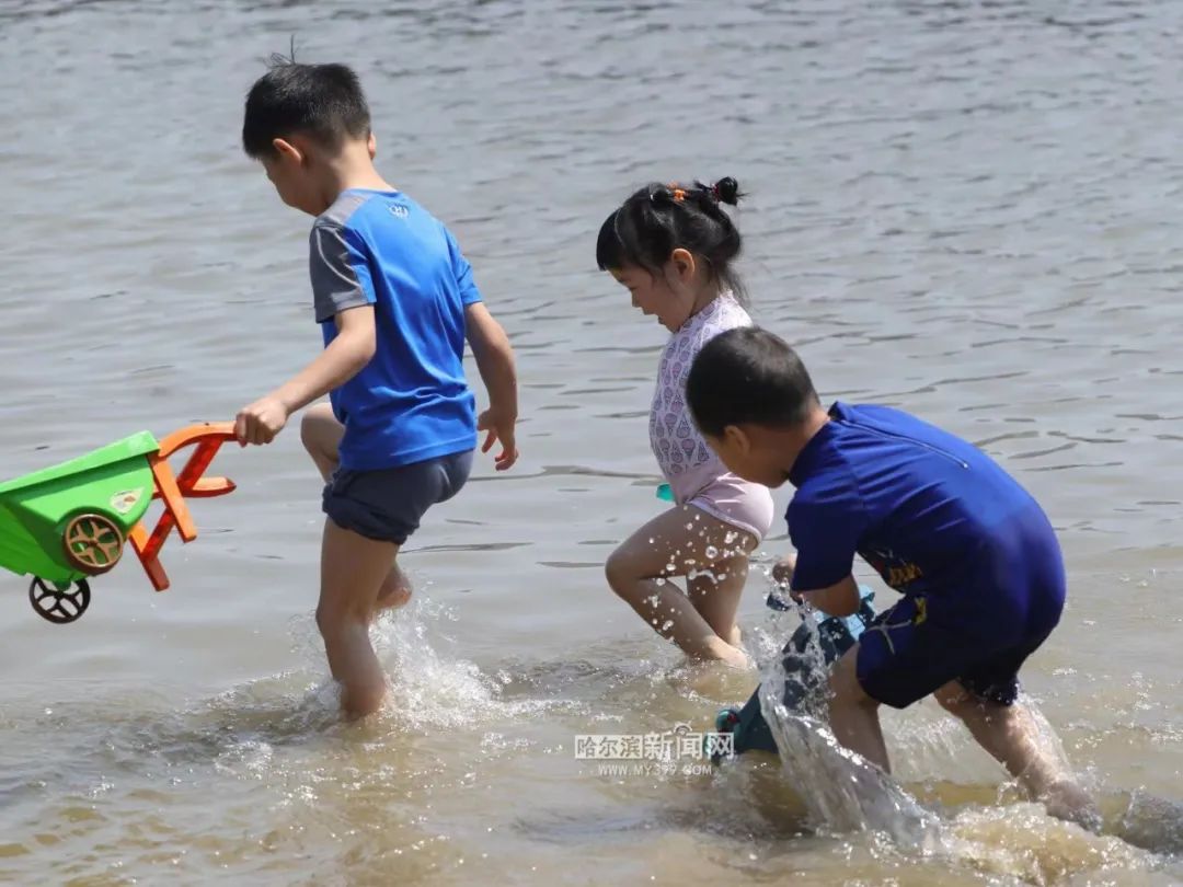 挖沙戲水納涼公益浴場好熱鬧