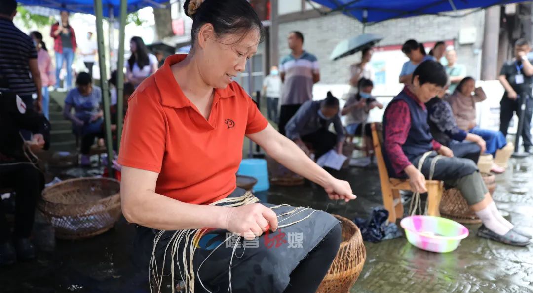 麻线搓转成粗细均匀,接头一致的麻线挑选出粗细不等的苎麻粗线绩麻