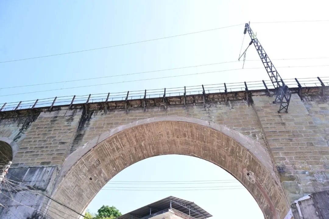 这座与成渝铁路同龄的石拱桥长316米,曲线半径382米,从高空俯瞰下去