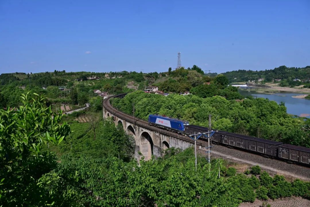 洪水淹没了镇上的房屋,漫到王二溪大桥的起拱线,村民们逃上桥,在山坡