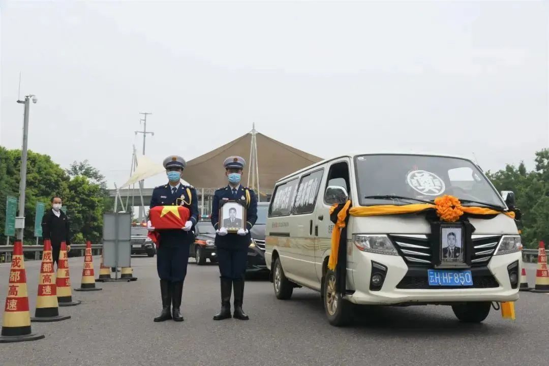 荣归故里四川大邑人民泪迎汪磊烈士回家