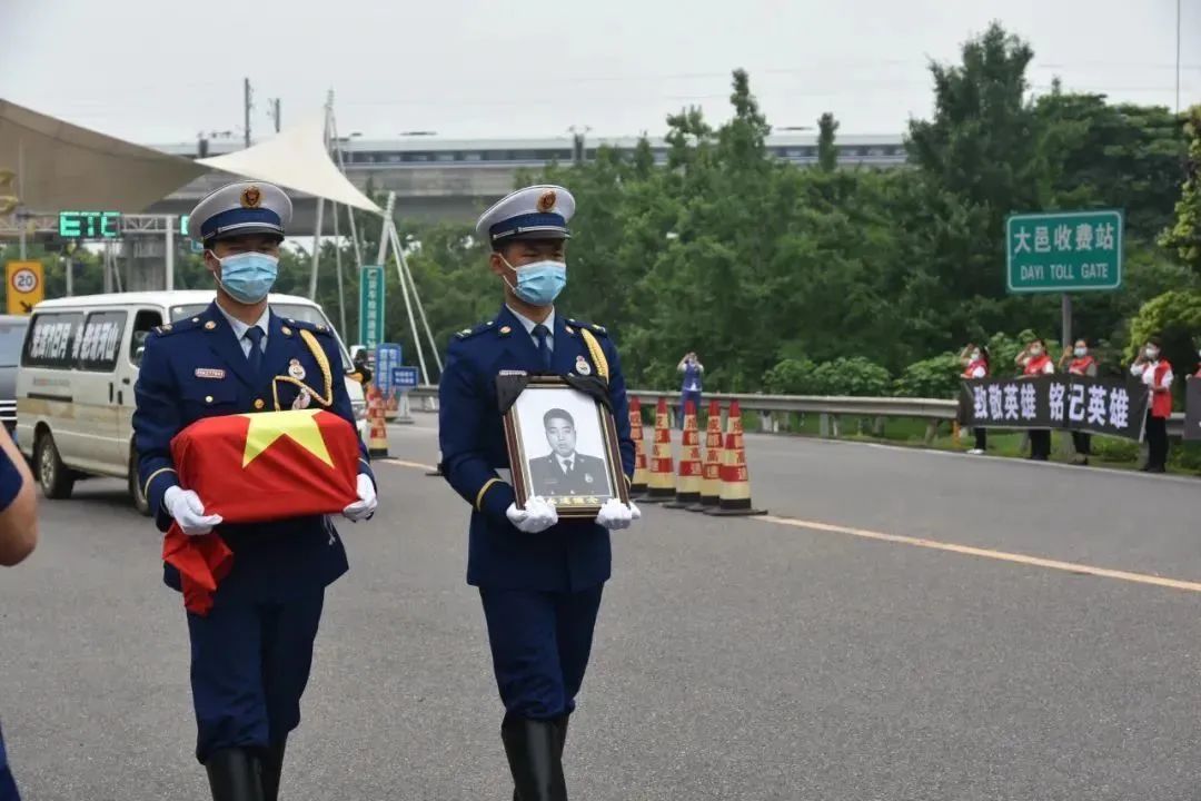 榮歸故里四川大邑人民淚迎汪磊烈士回家