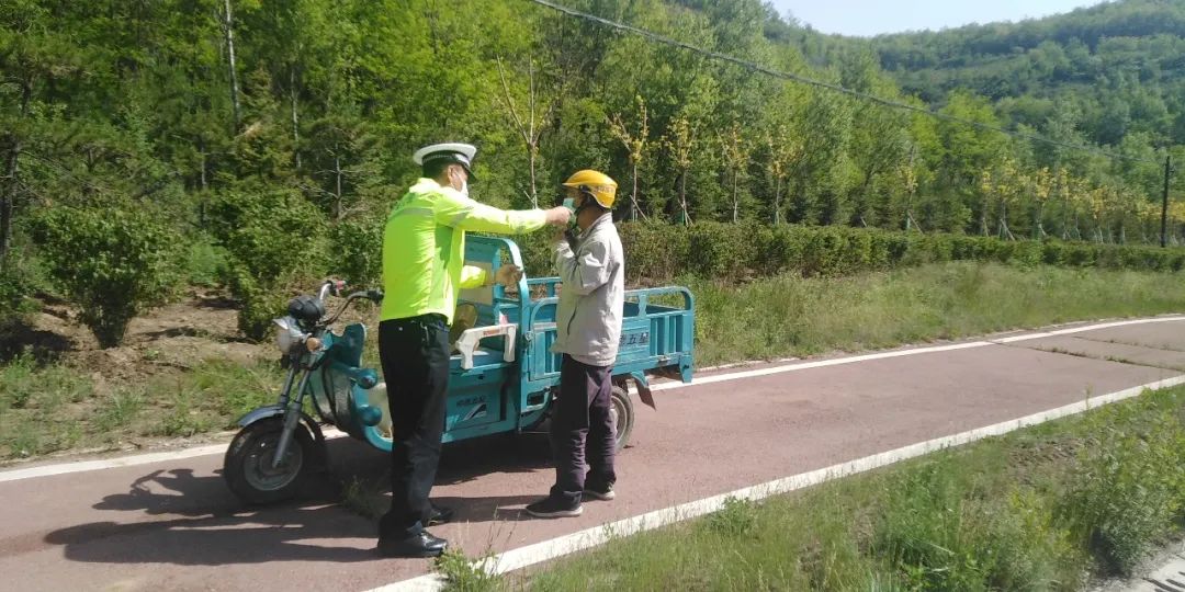 泾源县公安局扎实开展农村道路交通安全宣传劝导工作