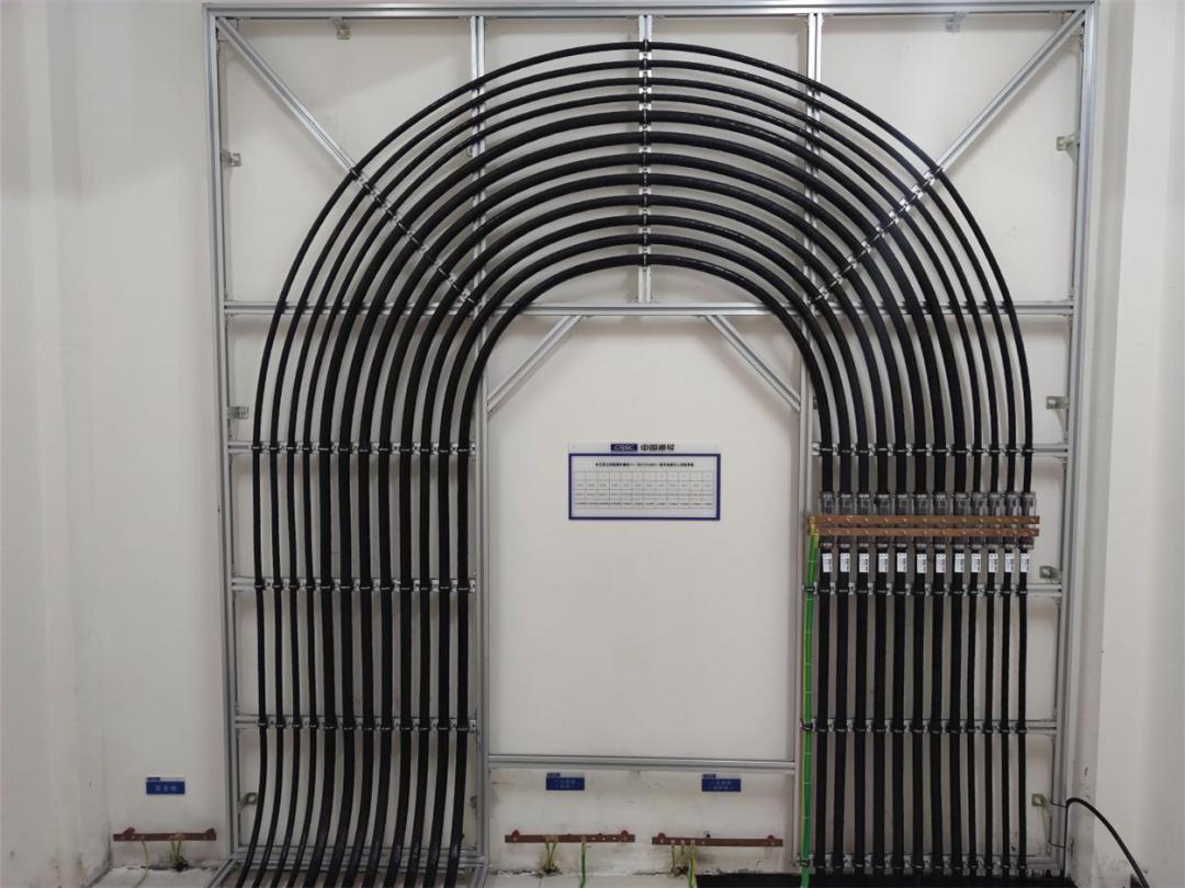 电缆备用量上墙盘留,增加整体美观度及空间利用率,电缆按用途,去向