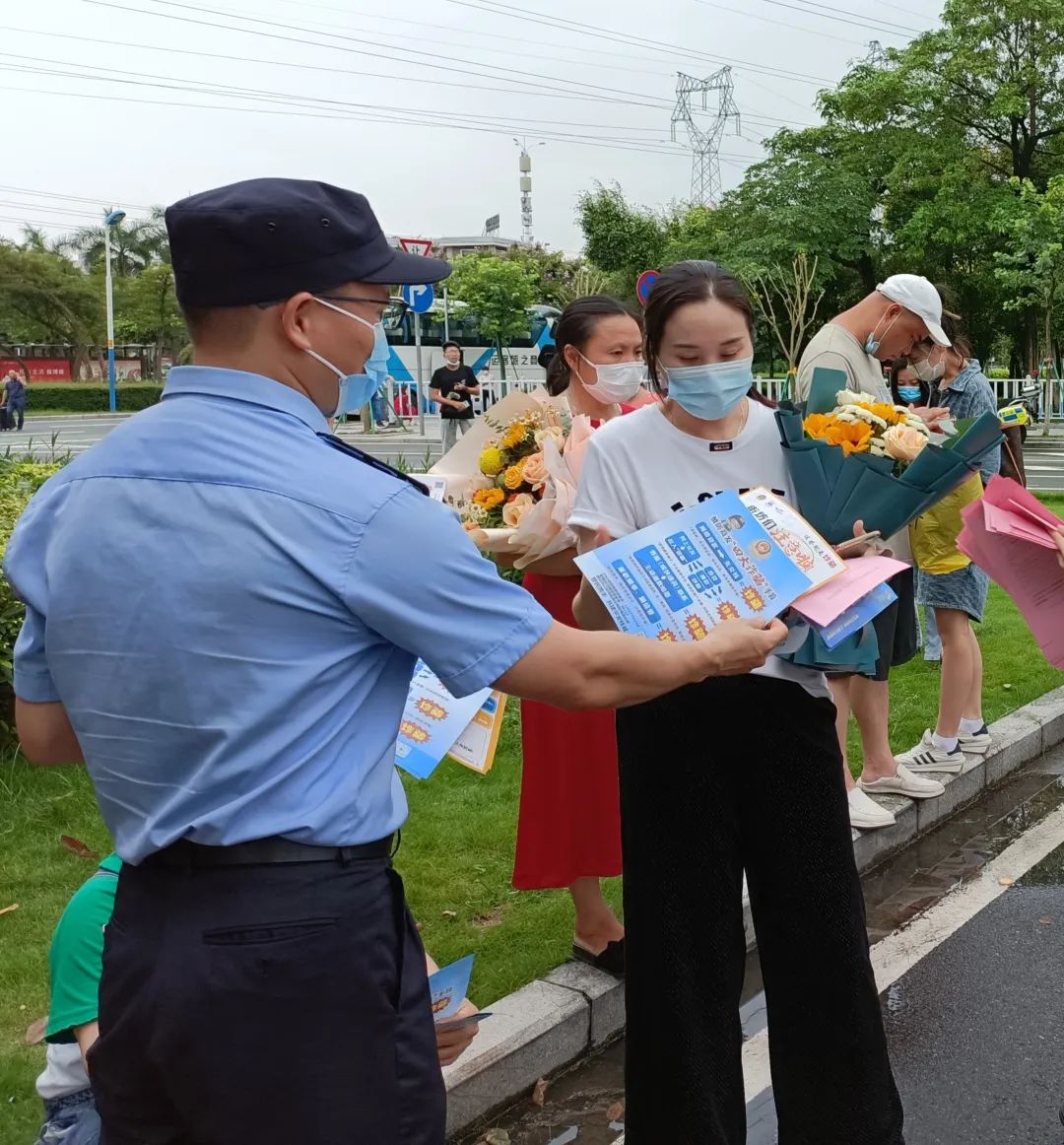 在华附南海实验高中考场外的家长等候区,派出所反诈专职民警彭健燕因