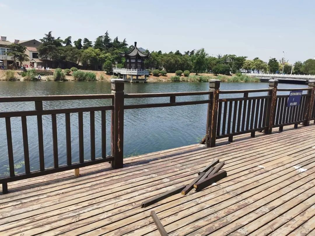 随着上房时间的推移,风吹日晒之下,亲水平台木质栏杆和地面多处出现