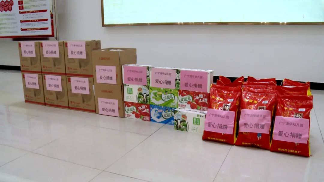 县清华幼儿园向社会福利院儿童捐赠爱心物资