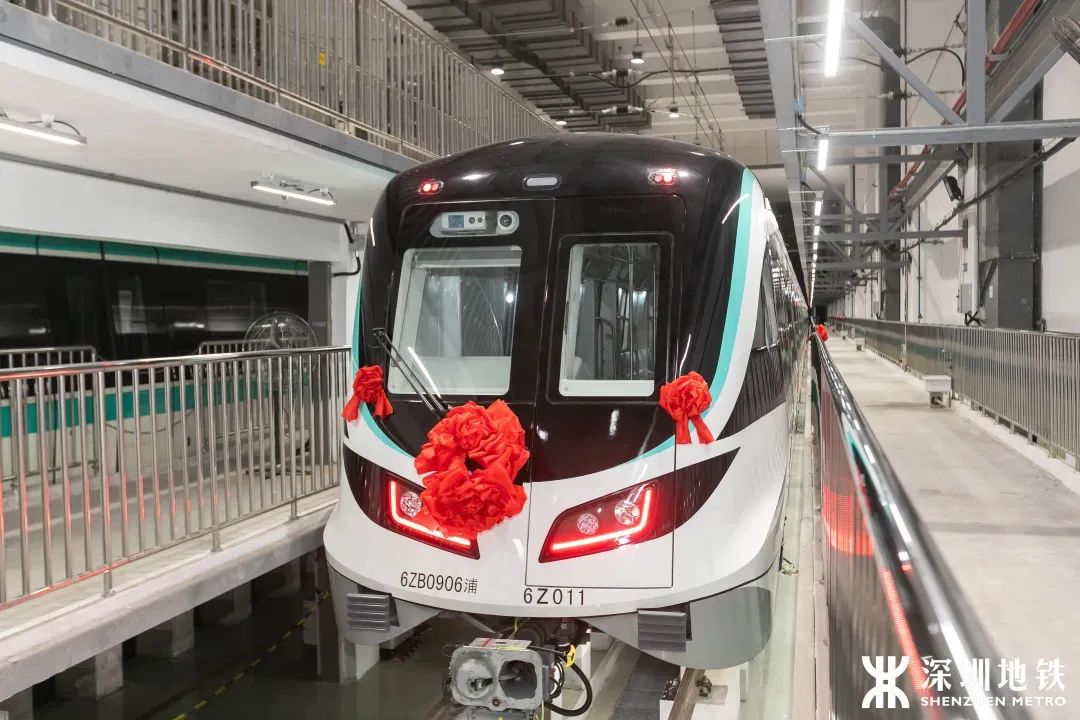 中車造高質量地鐵列車雙城亮相