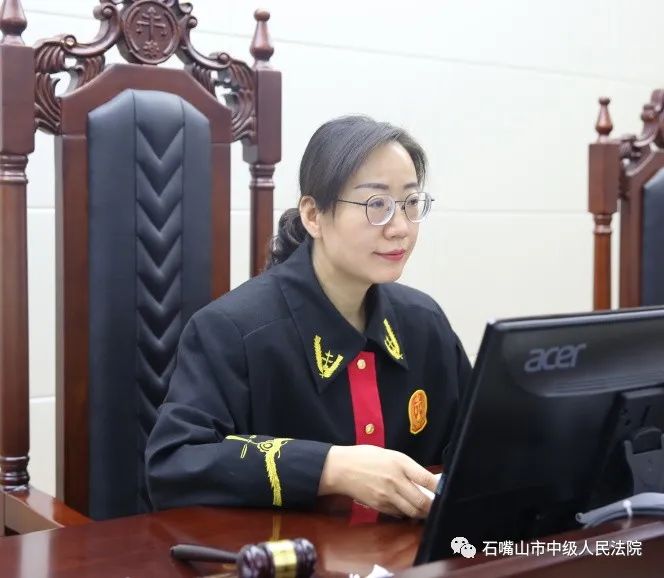 政法英模61先进典型张红绽放在法徽之下的一朵铿锵玫瑰