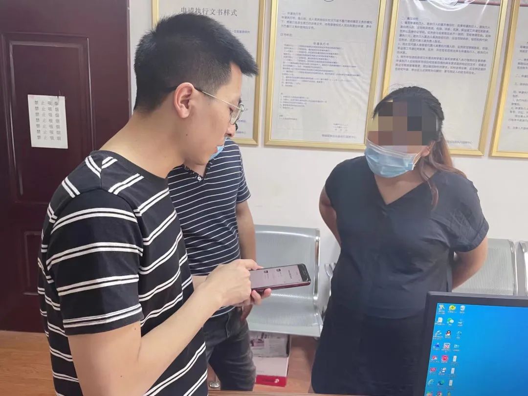 主办法官再次将何某拘传至法院，何某承认不想给付莫某离婚补偿款及小孩