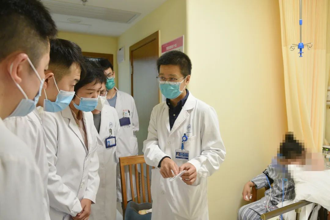 新闻速递呼吸要道岌岌可危他们从全国各地不远千里奔向上海在胸科医院