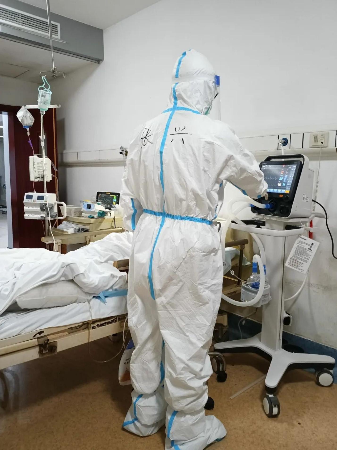 曙光战疫疫起战一定赢张兴生死营救奋战在重症病房的中医青年