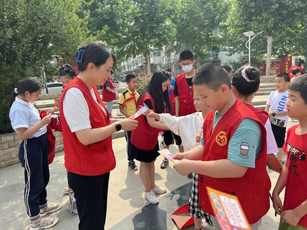 文明實踐在行動濱湖社區開展保護環境愛護家園親子撿垃圾志願服務活動