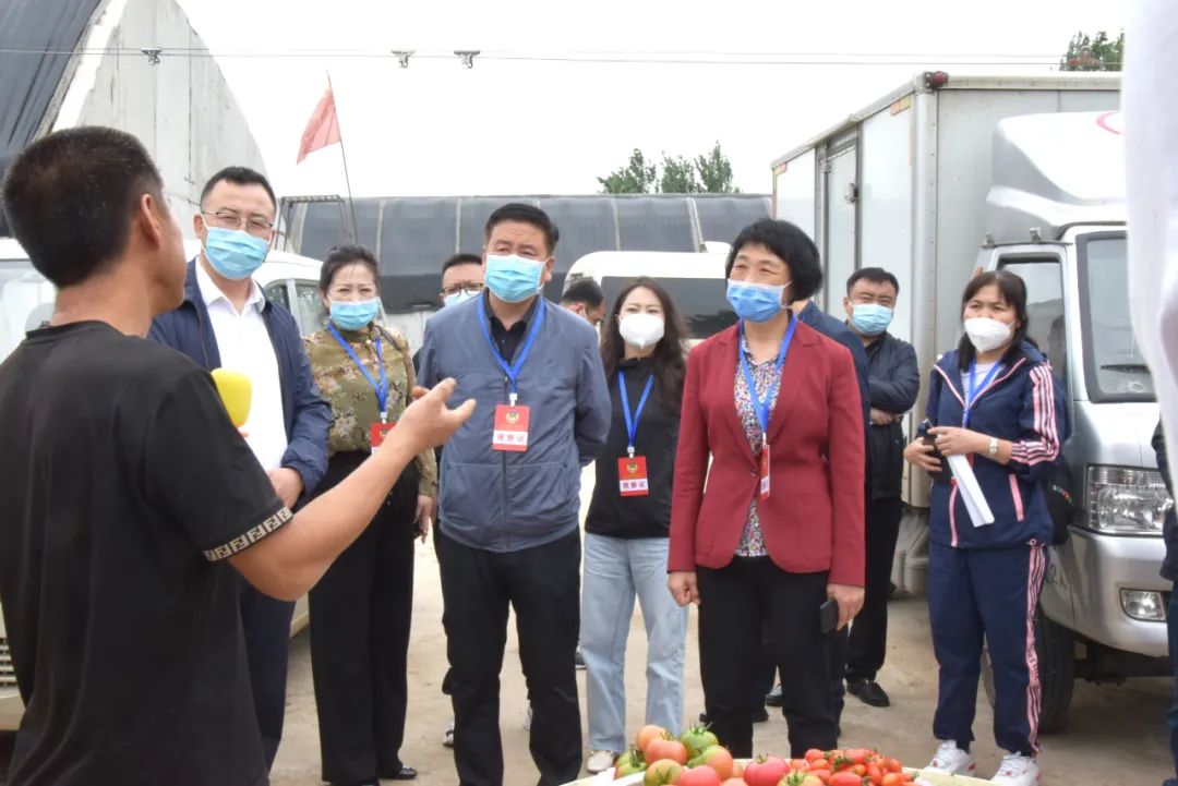 调研组先后来到桑树台镇耀军家庭农场,十屋镇惠民种植农民专业合作社