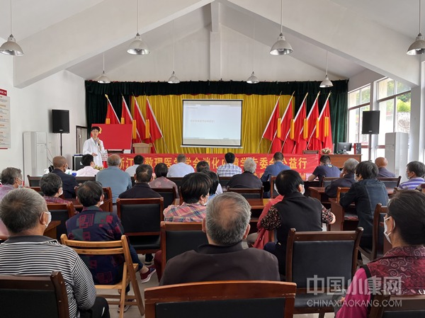 期间,骨科专家伍卫刚因帮助患者解决各类"疑难重症"收获了多面锦旗,"