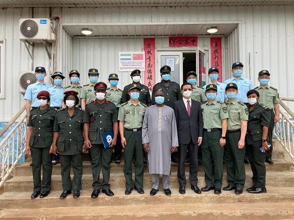 驻塞拉利昂大使陪同塞国防部长慰问第六批中国援塞军事医学专家组
