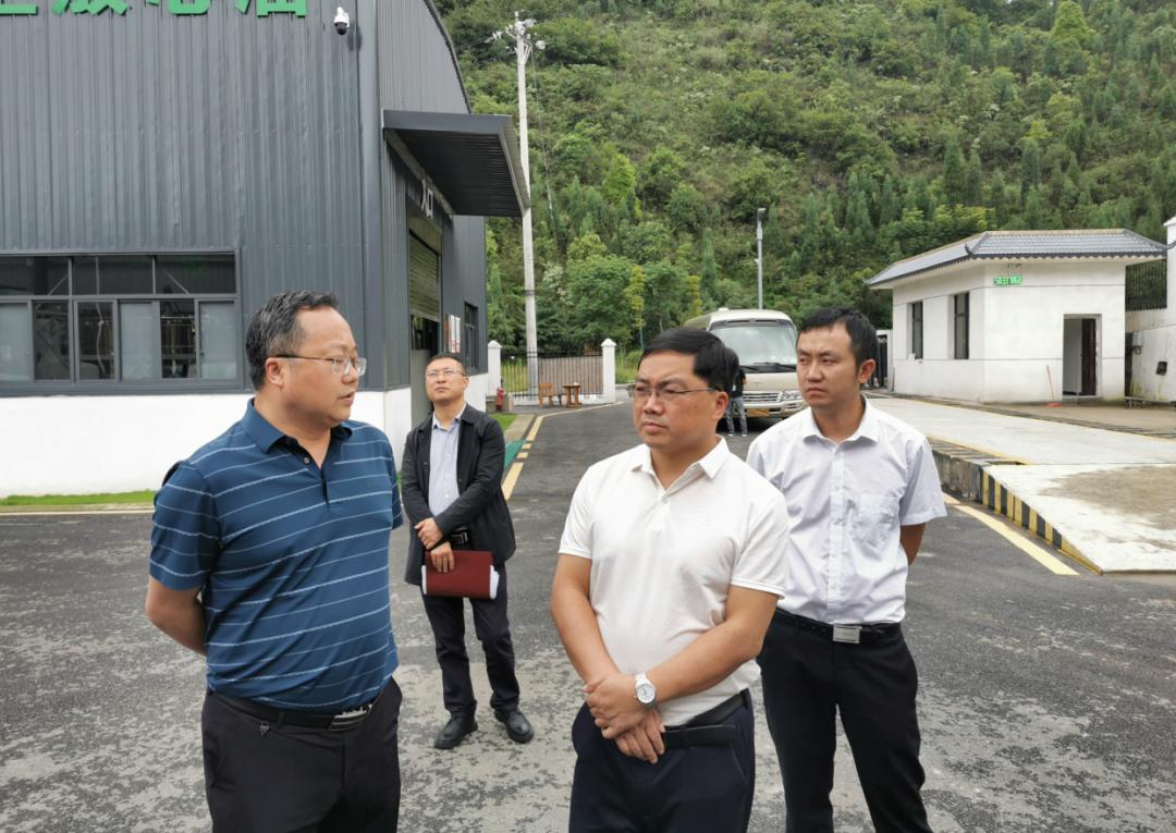 曾琨到黄果树镇白水镇对民宿项目和农产品加工项目开展穿透式调研