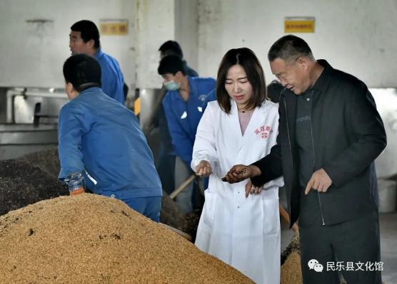 連接現代生活綻放迷人光彩雲遊非遺影像展丨濱河九糧九輪釀製工藝