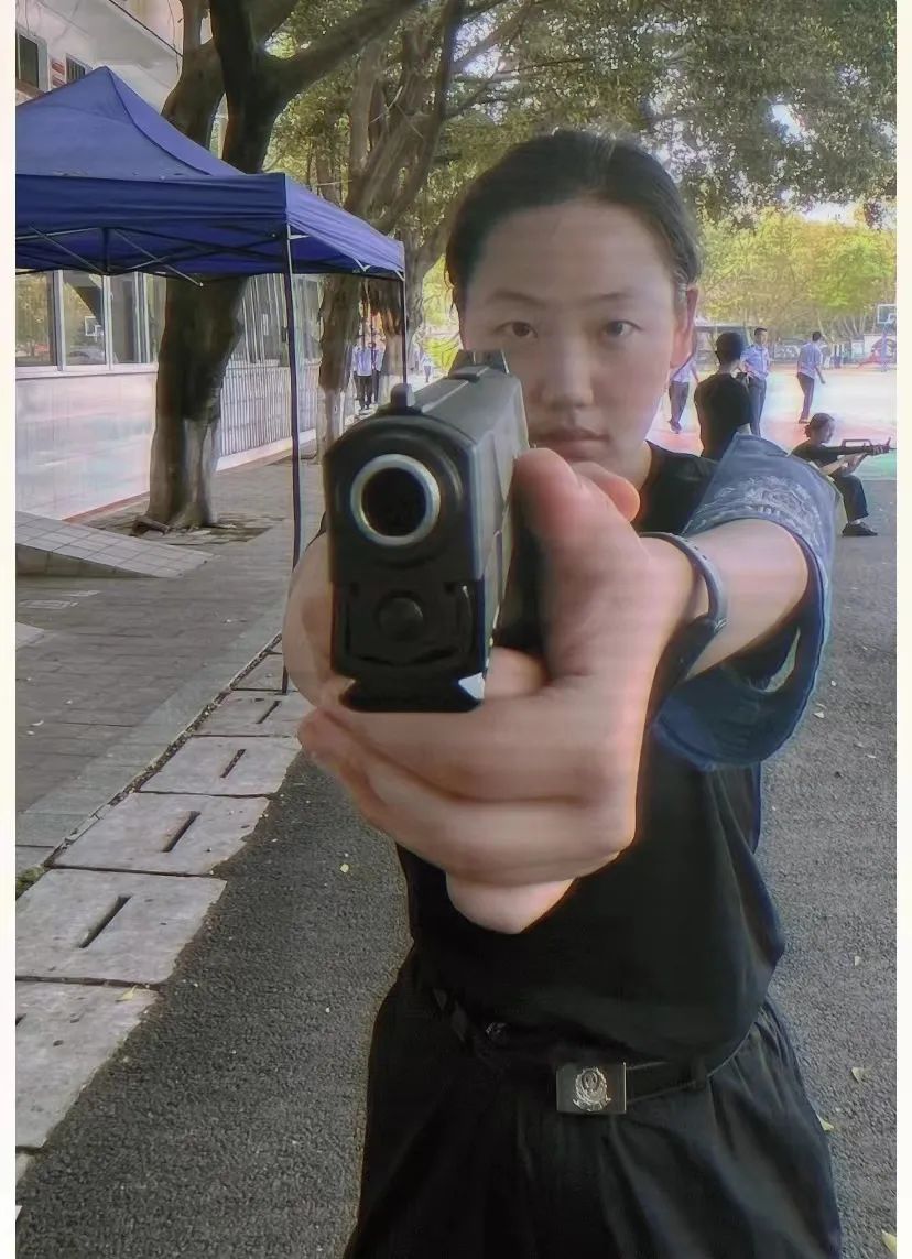 黄丽(右上)和李钰琪(左下)学习出枪定枪我们在训练场上淬炼忠诚……也