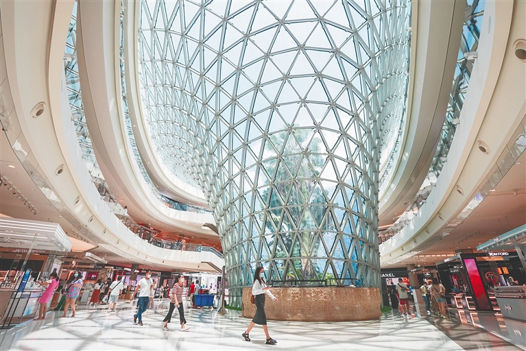 六月十三日,"打卡"三亚国际免税城的游客络绎不绝.武威 摄