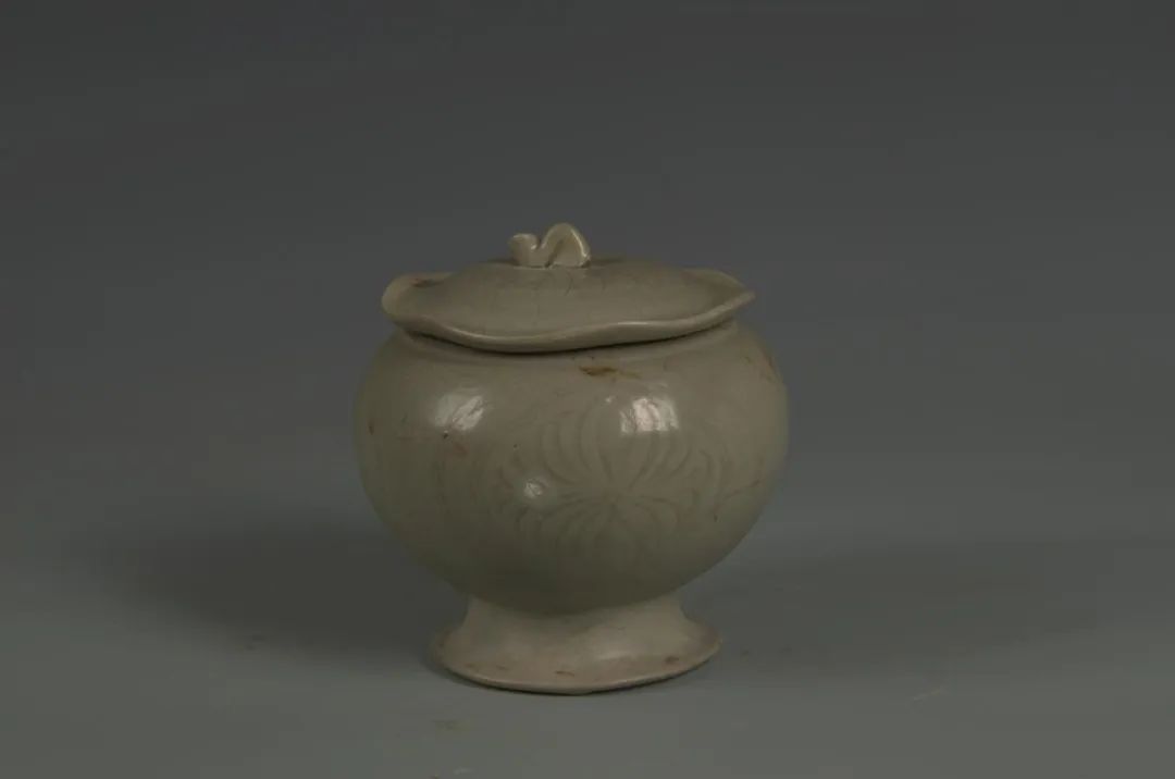 高級ブランド 【小】3774 中国古美術 唐物 明代 青磁花文陰刻茶碗 保管