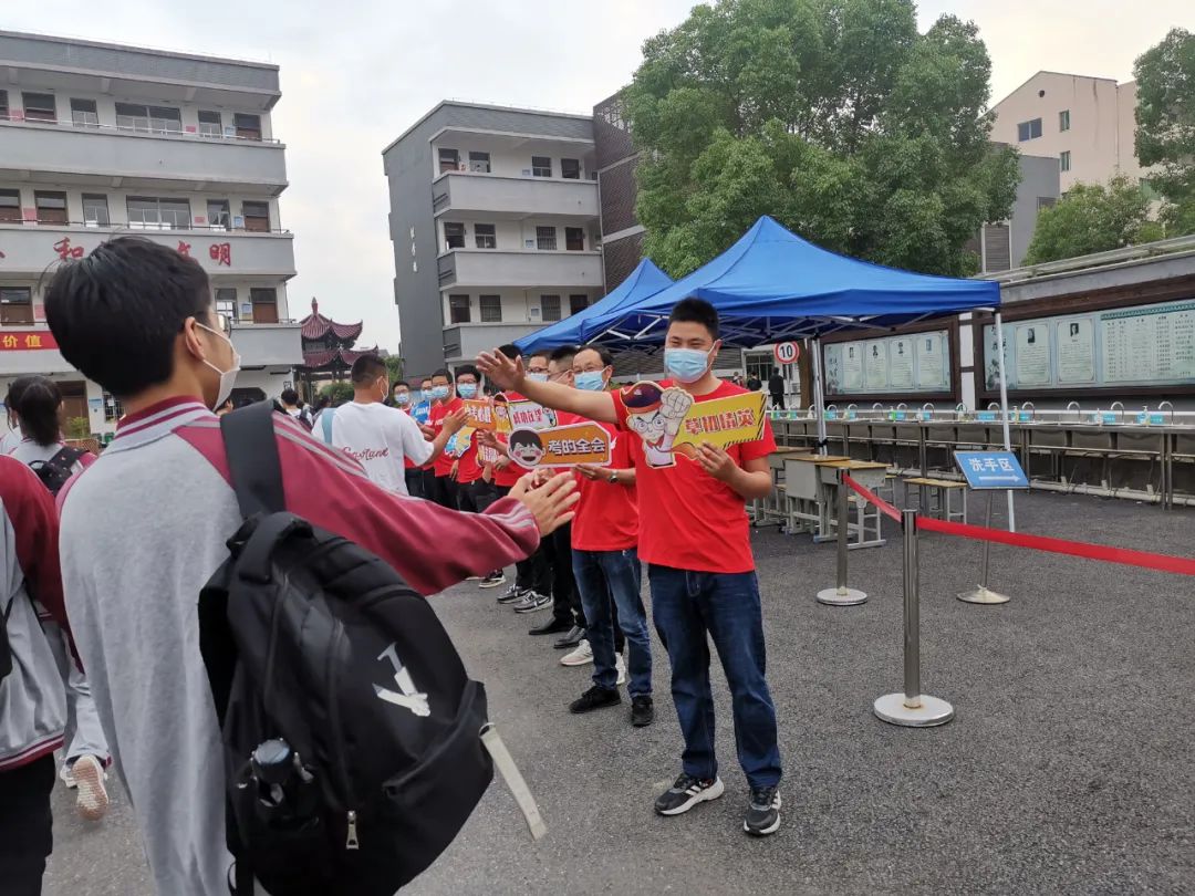 秀松初中 通讯员 杨日新 摄浣江初中 通讯员 徐剑峰 摄中考加油!